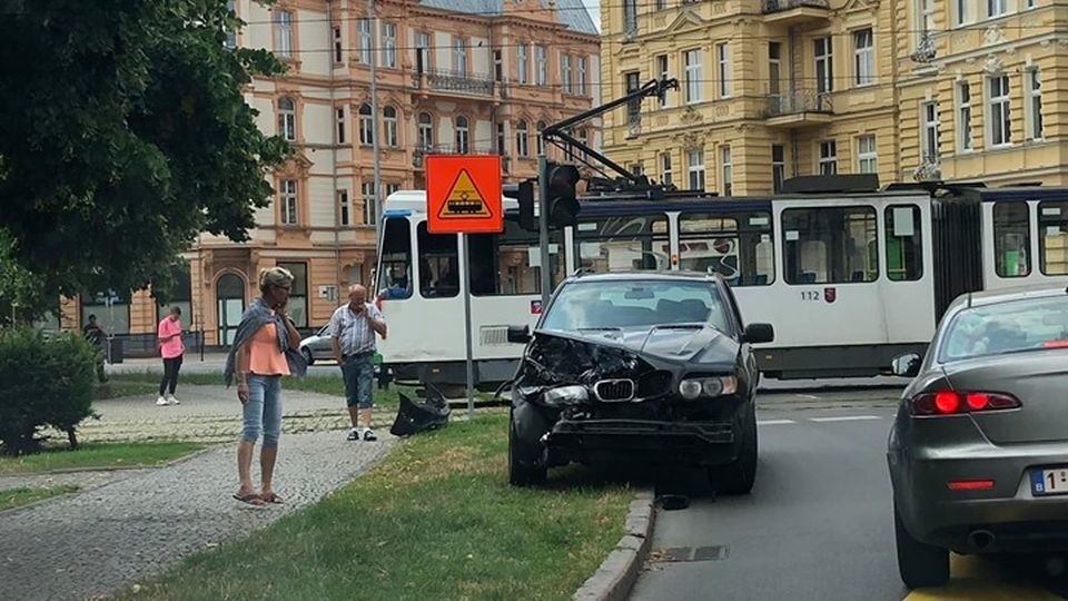 Na placu Grunwaldzkim z tramwajową "jedynką" zderzył się kierujący BMW. źródło: Facebook Grupa Suszą! Szczecin