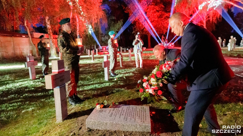 Uroczystości rozpoczęły się o 4.45 na Międzynarodowym Cmentarzu Wojennym w Stargardzie. Fot. Robert Stachnik [Radio Szczecin]