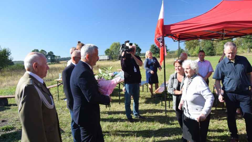 Pułkownik Andrzej Kiszka pseudonim "Dąb" został pośmiertnie uhonorowany tablicą pamiątkową - ta została odsłonięta na cmentarzu w Rogowie niedaleko Łobza. Fot. Grzegorz Kozak