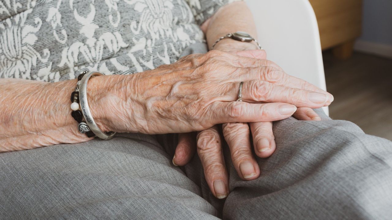 26 procent gospodarstw domowych w Polsce to jednoosobowe gospodarstwa. Samotnie żyje 3,7 miliona Polaków. Mamy nadumieralność w Polsce mężczyzn, mówi Dominik Rozkrut prezes Głównego Urzędu Statystycznego.