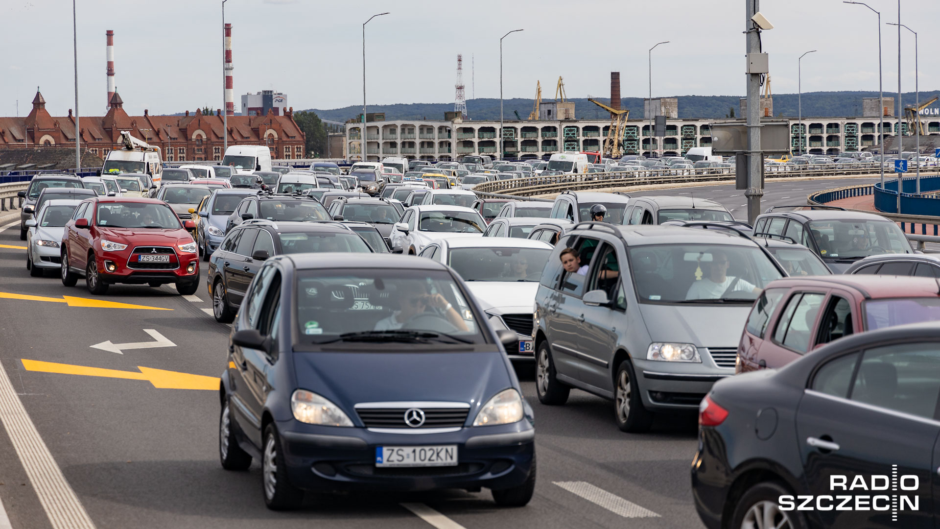 Na każdy tysiąc szczecinian przypada 850 samochodów. Po mieście poruszają się ponadto auta leasingowane i zarejestrowane poza Szczecinem. Z tego powodu jazda ulicami robi się coraz trudniejsza.