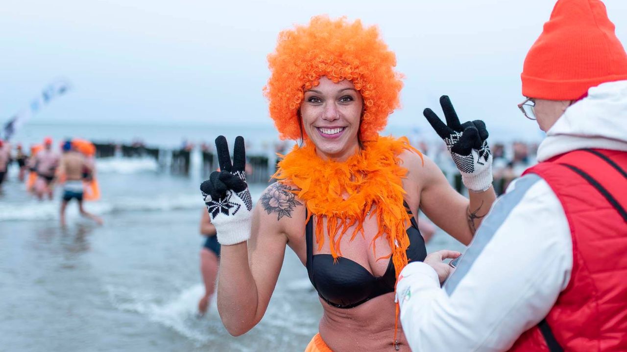 Animacje i konkursy, odśpiewanie hymnu Bałtyckie Morsy, odtańczenie poloneza na plaży i w samo południe zanurzenie się w Bałtyku - tak przebiegała Morsowa Studniówka.