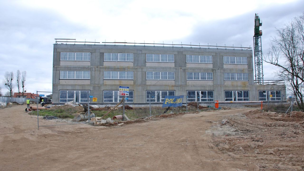 Do 12 lipca miasto czeka na oferty od wykonawców, którzy chcą dokończyć budowę szkoły podstawowej na szczecińskim Warszewie. Chodzi o placówkę w rejonie ulic Podbórzańskiej i Kredowej.