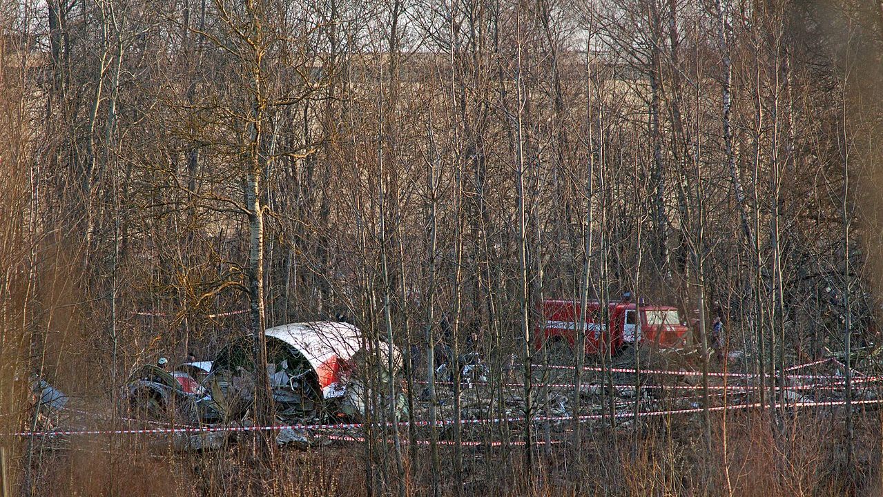 Szczątki samolotu na miejscu katastrofy (10 kwietnia 2010). Fot. www.wikipedia.org / Serge Serebro, Vitebsk Popular News
