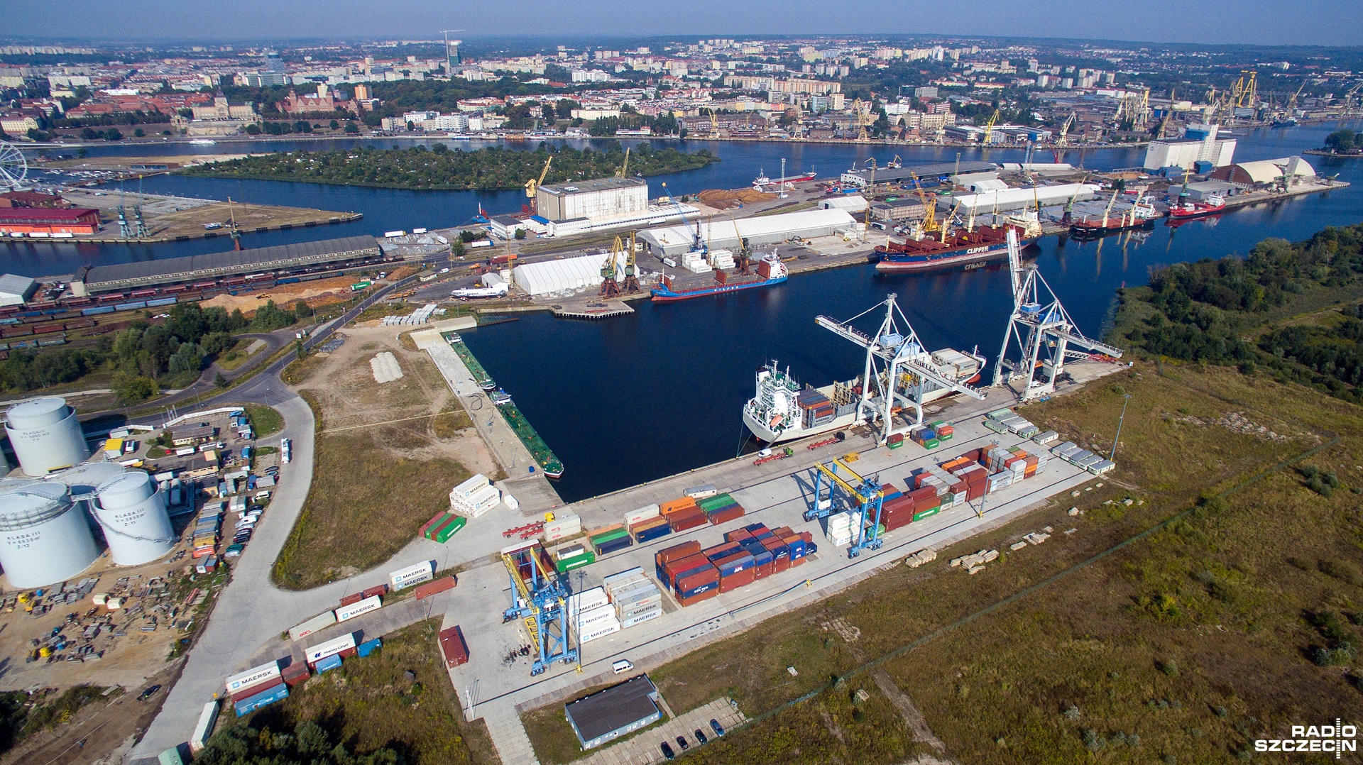Trzy firmy chcą wybudować głębokowodny terminal kontenerowy w Świnoujściu. To spółki z Belgii, Wielkiej Brytanii i Polski. Otwarcie ofert zaplanowano na marzec przyszłego roku.