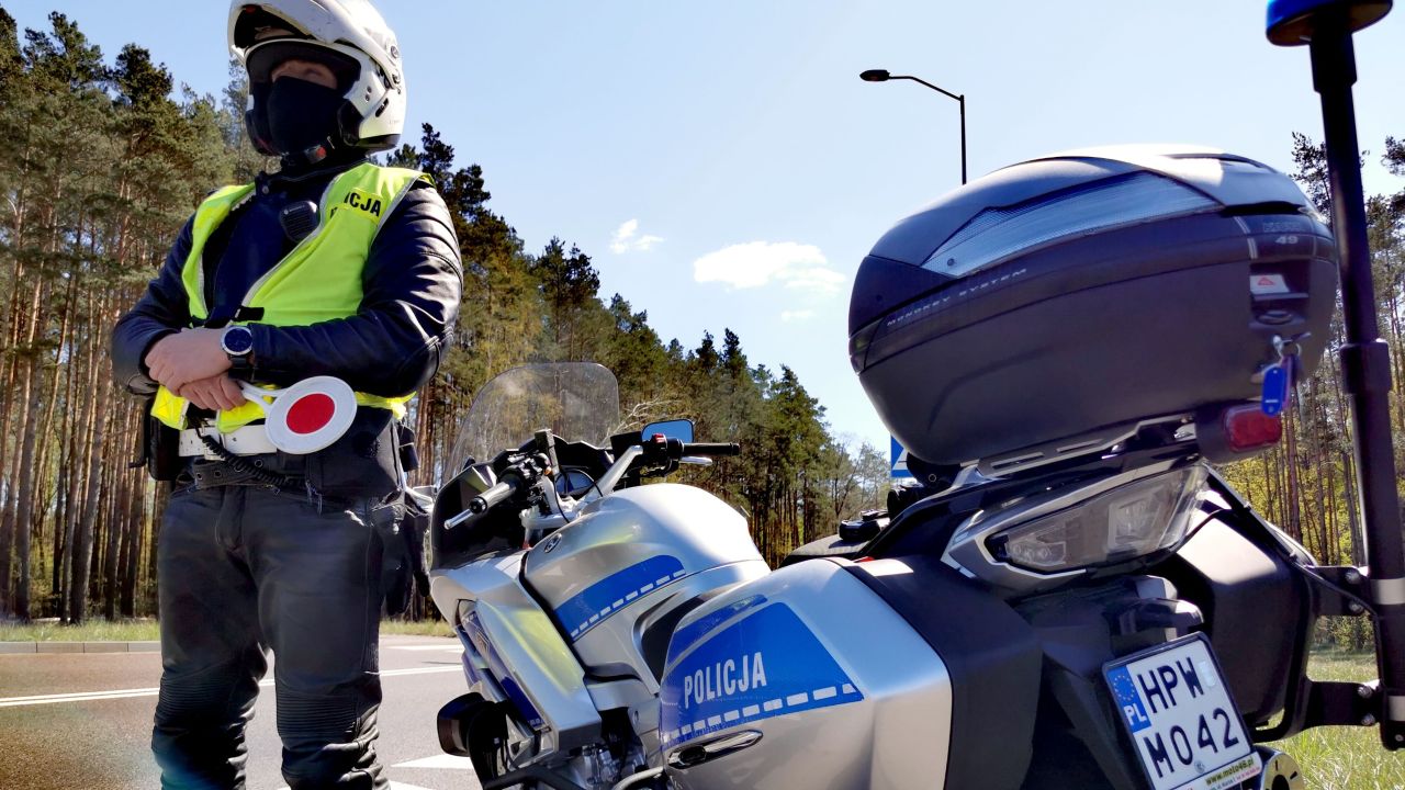 O zachowanie szczególnej ostrożności apelują policjanci do motocyklistów, a także kierowców. Jak informują - tylko w tym roku w naszym regionie doszło do 49 wypadków z udziałem motocyklistów, zginęło w nich 9 kierowców jednośladów, a 40 zostało rannych.