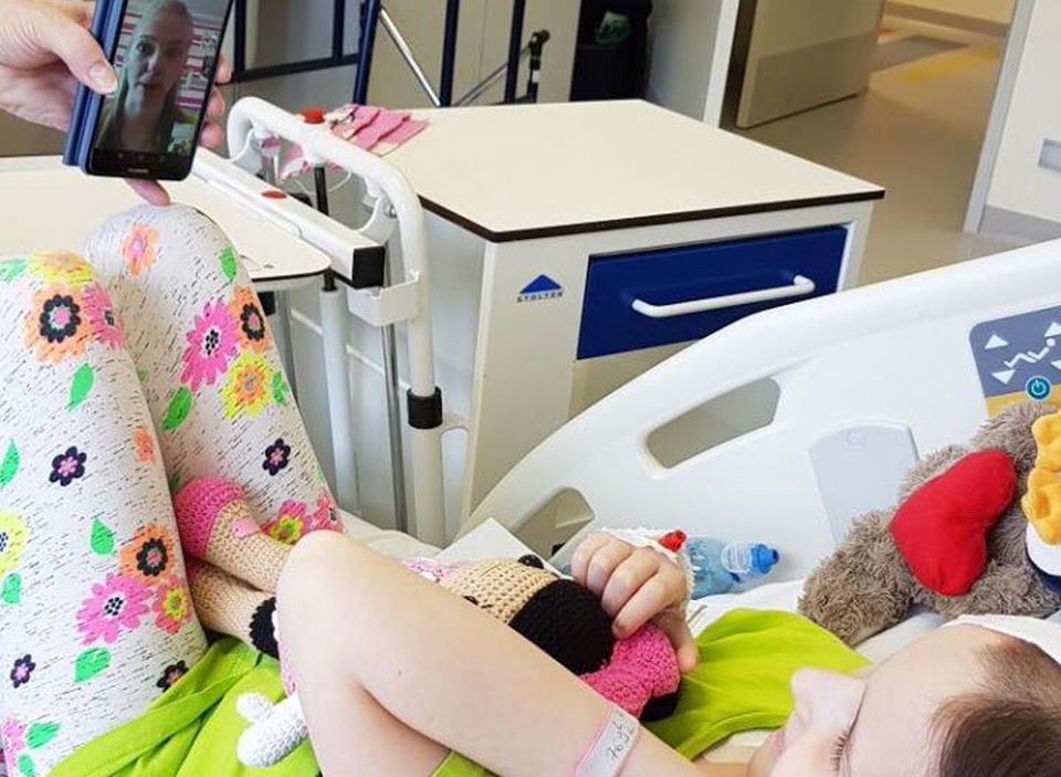 Uczą się śpiewać, tańczą a przede wszystkim motywują się do walki. Tak wygląda arteterapia, z której korzystają mali pacjenci szpitala Zdroje w Szczecinie.