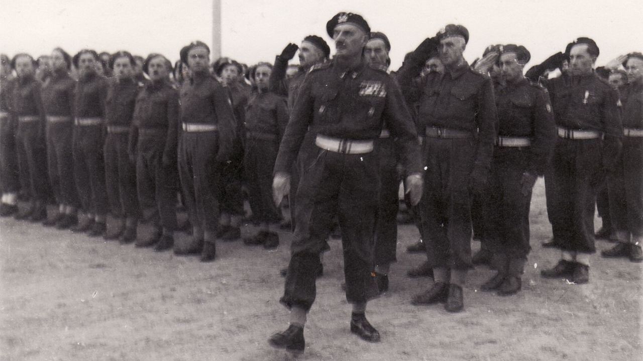 Władysław Anders podczas inspekcji Gimnazjum polskiego w Casarano we Włoszech, 2 czerwca 1946. źródło: https://pl.wikipedia.org/wiki/W%C5%82adys%C5%82aw_Anders