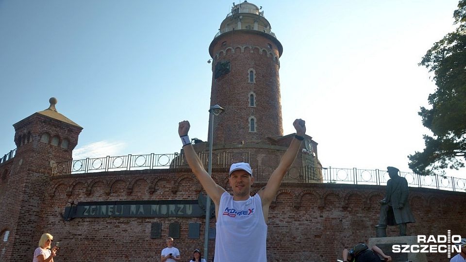80 kilometrów w pełnym słońcu przebiegł Michał Nowak - wszystko po to, by pomóc zmagającemu się z autyzmem i padaczką 13-letniemu Karolowi.
