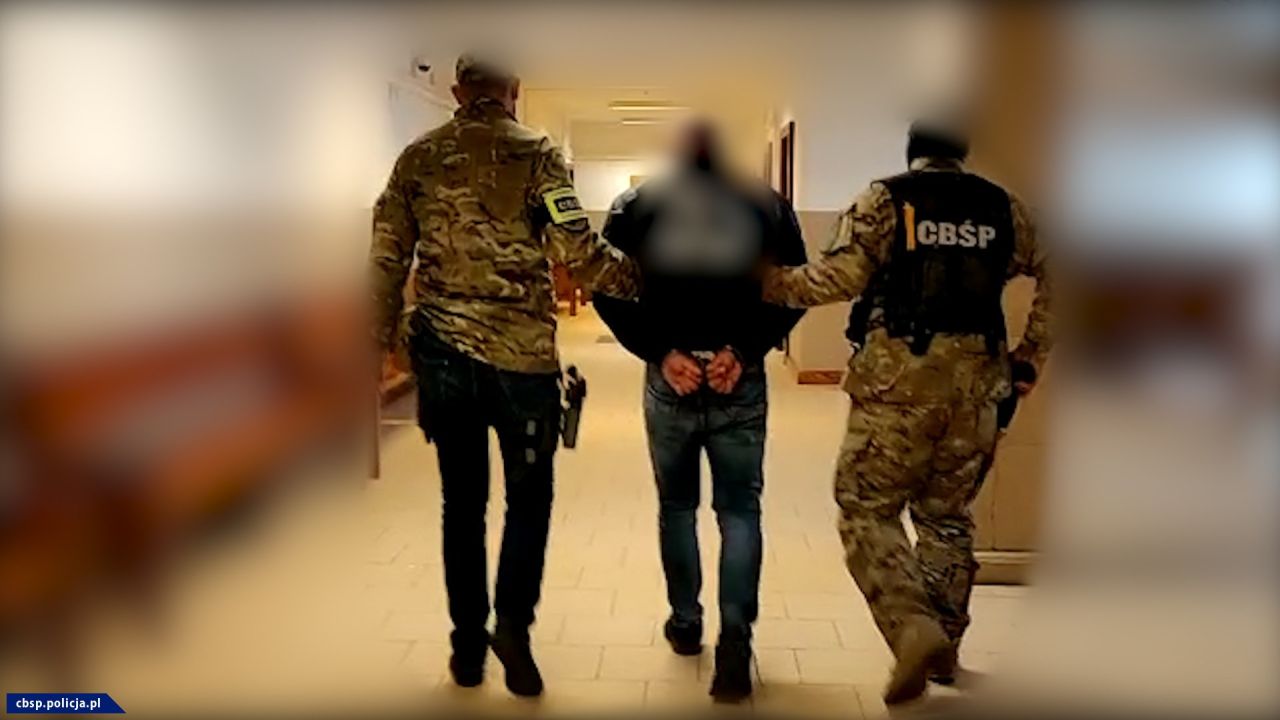 Centralne Biuro Śledcze Policji rozbiło narkotykowy gang. Zatrzymano siedem osób, podejrzewanych o udział we wprowadzeniu na czarny rynek ponad 600 kilogramów amfetaminy o wartości ponad 4 i pół miliona złotych.