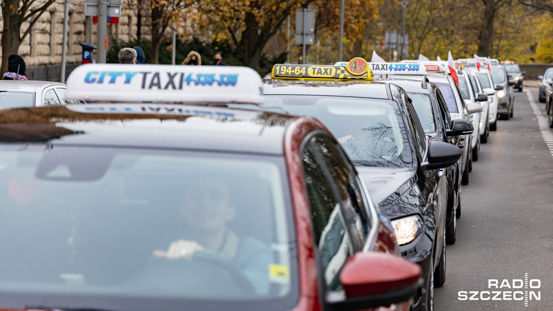 Kierowcy domagają się objęcia ich tarczą antykryzysową, a także wprowadzenia w życie tak zwanego lex Uber, czyli ustawy regulującej działalność takich firm, jak Uber czy Bolt.