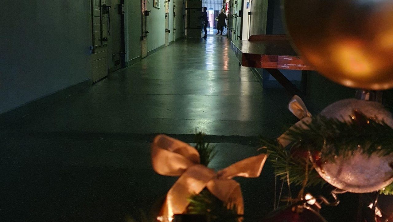 Ubierają choinkę, rozmawiają i tęsknią za rodzinami - osadzeni w zakładach karnych w naszym regionie nie spotkają się z najbliższymi z okazji Świąt Bożego Narodzenia.