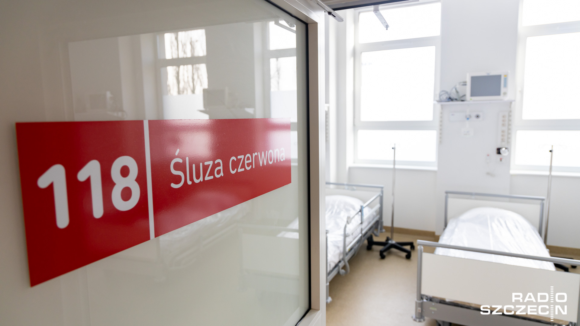 20 ratowników WOPR-u będzie pracować w szpitalu tymczasowym na Pomorzanach w Szczecinie. Najpierw pomagali przy organizacji szpitala, a teraz będą pomagać opiekować się pacjentami.