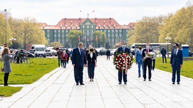 Fot. Robert Stachnik [Radio Szczecin] Święto Konstytucji 3 maja, a w tle dyskusja wyborcza [2x WIDEO, DUŻO ZDJĘĆ]