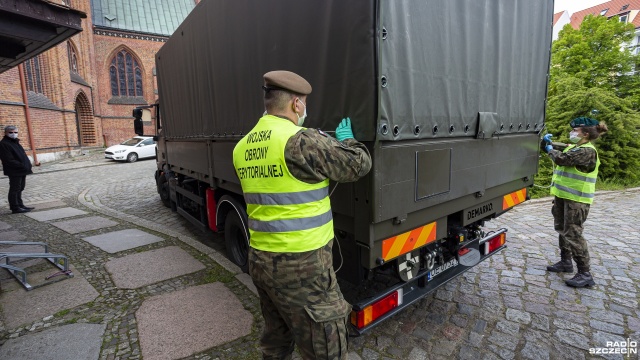 Fot. Mateusz Papke [Radio Szczecin] Terytorialsi dostarczyli żywność podopiecznym Caritasu [ZDJĘCIA]