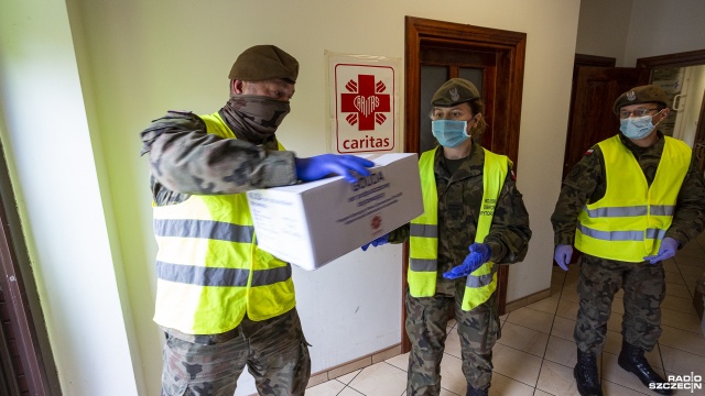 Fot. Mateusz Papke [Radio Szczecin] Terytorialsi dostarczyli żywność podopiecznym Caritasu [ZDJĘCIA]