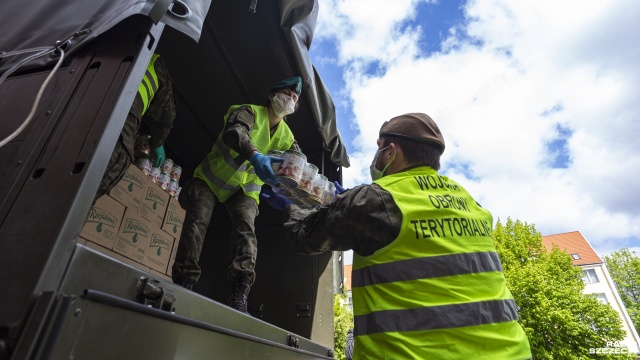 Fot. Mateusz Papke [Radio Szczecin] Terytorialsi dostarczyli żywność podopiecznym Caritasu [ZDJĘCIA]