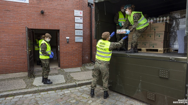 Fot. Mateusz Papke [Radio Szczecin] Terytorialsi dostarczyli żywność podopiecznym Caritasu [ZDJĘCIA]