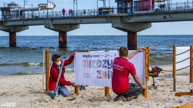 By zachować dystans między plażowiczami, powstała sektorowa plaża. Fot. Wojciech Ochrymiuk [Radio Szczecin] Międzyzdroje czekają na turystów. Zmiany na plaży [WIDEO, ZDJĘCIA]