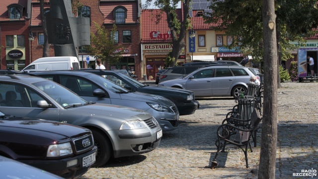 Fot. Maciej Papke [Radio Szczecin] Spór o parking w centrum Chojny [ZDJĘCIA]