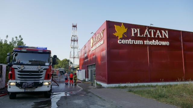Fot. Maciej Papke [Radio Szczecin] Palił się sklep meblowy "Platan" w Szczecinie [WIDEO, ZDJĘCIA]