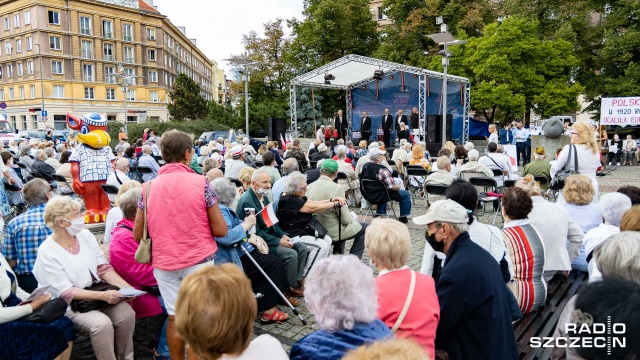 Fot. Robert Stachnik [Radio Szczecin] Patriotyczne śpiewanie w centrum Szczecina [WIDEO, ZDJĘCIA]