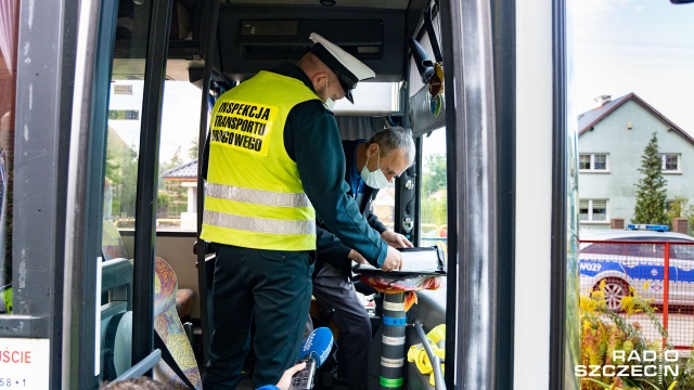 Fot. Robert Stachnik [Radio Szczecin] Kontrole szkolnych autobusów. Ważny nie tylko stan techniczny pojazdu [WIDEO, DUŻO ZDJĘĆ]