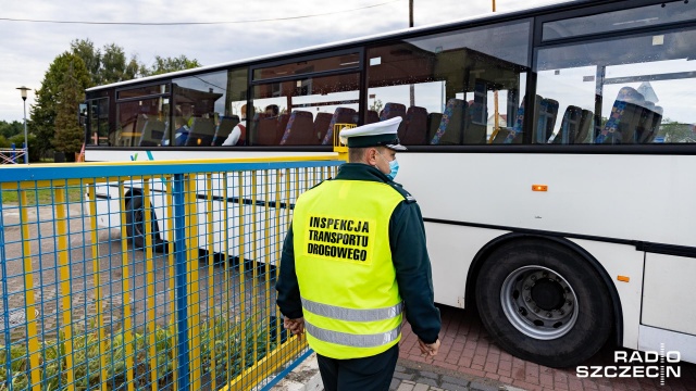 Fot. Robert Stachnik [Radio Szczecin] Kontrole szkolnych autobusów. Ważny nie tylko stan techniczny pojazdu [WIDEO, DUŻO ZDJĘĆ]