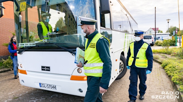 Fot. Robert Stachnik [Radio Szczecin] Kontrole szkolnych autobusów. Ważny nie tylko stan techniczny pojazdu [WIDEO, DUŻO ZDJĘĆ]