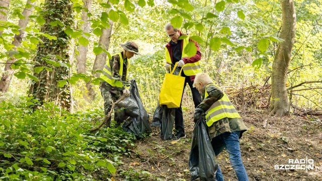 W sobotę w ramach akcji "Sprzątanie świata" ponad setka pracowników Grupy Azoty sprzątała las w Policach.Fot. Robert Stachnik [Radio Szczecin] Sprzątanie świata w Policach. Wspomnienie demona plastiku [WIDEO, DUŻO ZDJĘĆ]