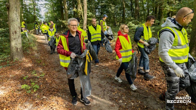 W sobotę w ramach akcji "Sprzątanie świata" ponad setka pracowników Grupy Azoty sprzątała las w Policach. Fot. Robert Stachnik [Radio Szczecin] Sprzątanie świata w Policach. Wspomnienie demona plastiku [WIDEO, DUŻO ZDJĘĆ]
