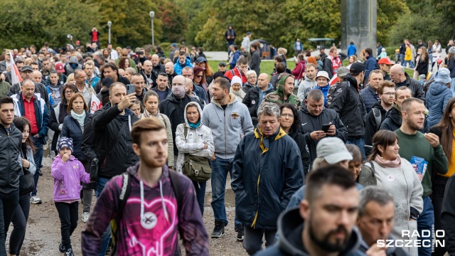 Fot. Robert Stachnik [Radio Szczecin] Maseczko-sceptycy protestowali w Szczecinie [WIDEO, ZDJĘCIA]