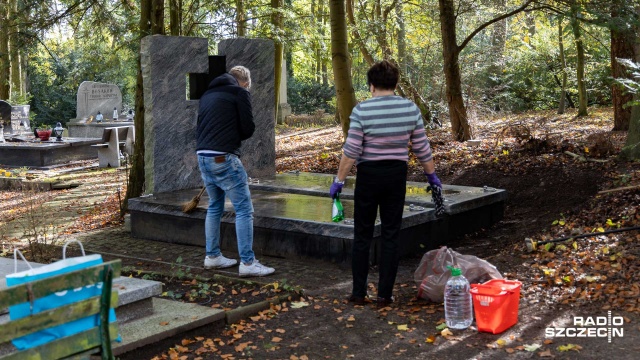 Fot. Robert Stachnik [Radio Szczecin] Sprzątanie na cmentarzach. Dodatkowe kursy autobusów i tramwajów [WIDEO, ZDJĘCIA]