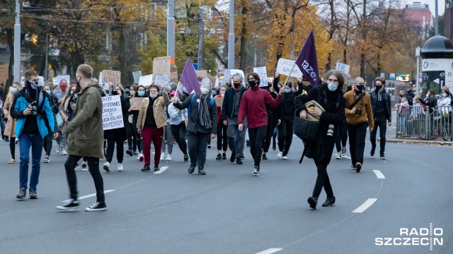 Fot. Robert Stachnik [Radio Szczecin] Protest na pl. Szarych Szeregów. "To jest wojna" [WIDEO, DUŻO ZDJĘĆ]