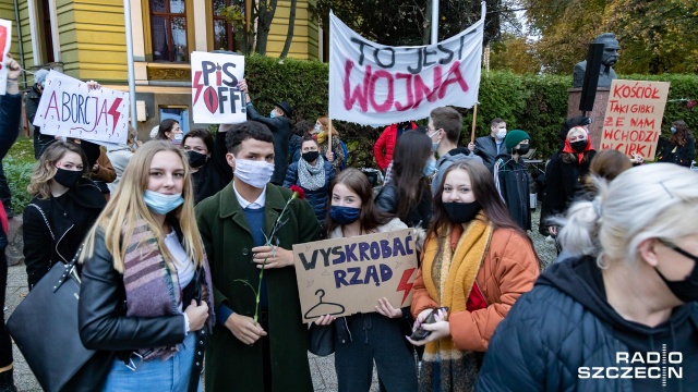 Fot. Robert Stachnik [Radio Szczecin] Protest na pl. Szarych Szeregów. "To jest wojna" [WIDEO, DUŻO ZDJĘĆ]