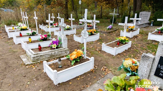 Fot. Robert Stachnik [Radio Szczecin] Mieszkańcy Karkowa odnowili porzucone dziecięce groby [ZDJĘCIA]