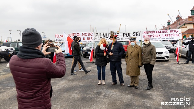 Fot. Robert Stachnik [Radio Szczecin] Koronawirus uniemożliwił przemarsz. Ale Rajd Niepodległości pojechał [WIDEO, DUŻO ZDJĘĆ]