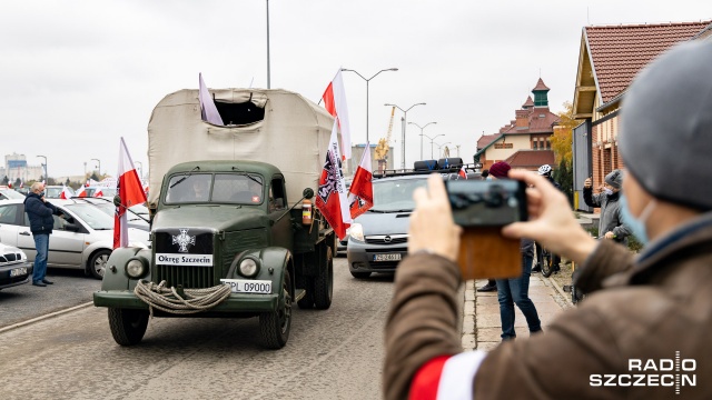 Fot. Robert Stachnik [Radio Szczecin] Koronawirus uniemożliwił przemarsz. Ale Rajd Niepodległości pojechał [WIDEO, DUŻO ZDJĘĆ]