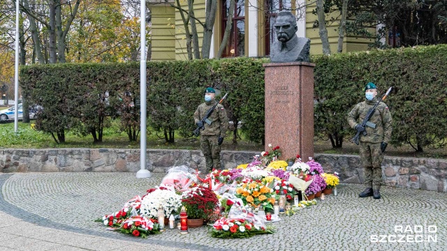 Fot. Robert Stachnik [Radio Szczecin] Krzystek przed popiersiem Piłsudskiego: to odpowiednie miejsce na pomnik [ZDJĘCIA]