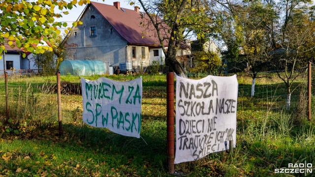 Fot. Robert Stachnik [Radio Szczecin] Walka o szkołę w Piasku trwa. Cała gmina w banerach [ZDJĘCIA]