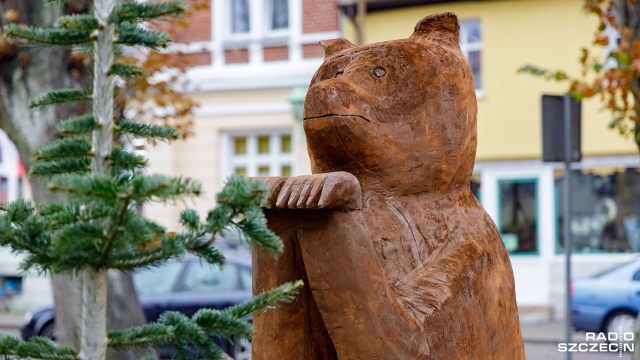 Fot. Robert Stachnik [Radio Szczecin] Turystów w Mieszkowicach witają dwa wielkie niedźwiedzie [ZDJĘCIA]