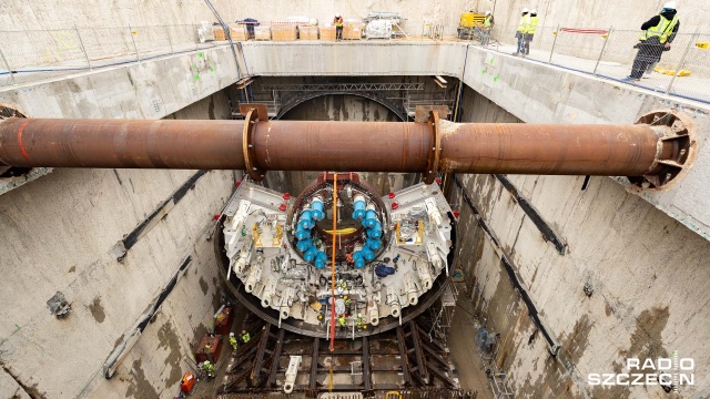Fot. Robert Stachnik [Radio Szczecin] Kluczowy moment budowy tunelu pod Świną. Trwa montaż wielkiego kreta [WIDEO, ZDJĘCIA]