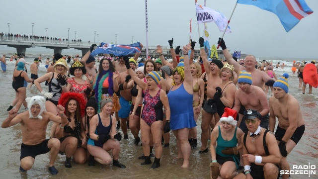 Rozpoczynający się weekend w Kołobrzegu upłynie pod znakiem zimnych kąpieli w Bałtyku.