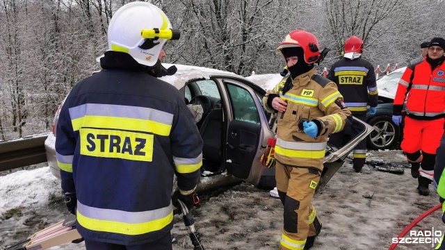 Czołowe zderzenie dwóch samochodów na drodze krajowej nr 11.