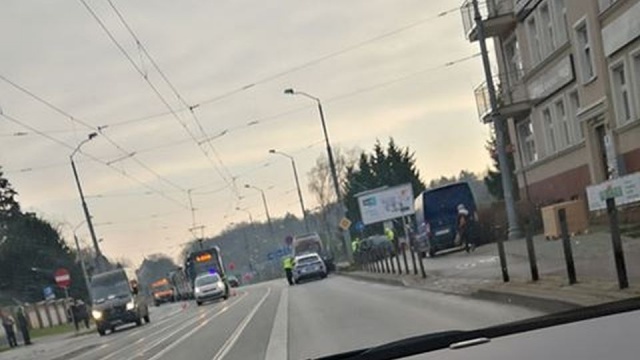 Uwaga kierowcy i pasażerowie komunikacji miejskiej - przy przystanku Arkońska Szpital tramwajowa dziesiątka zderzyła się z dwoma autami osobowymi.