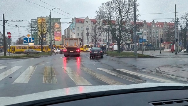 Na ul. Południowej jadący samochodem osobowym potrącił przechodzącego przez jezdnię mężczyznę. Nic poważnego mu się nie stało ale pogotowie zabrało go na badania do szpitala.