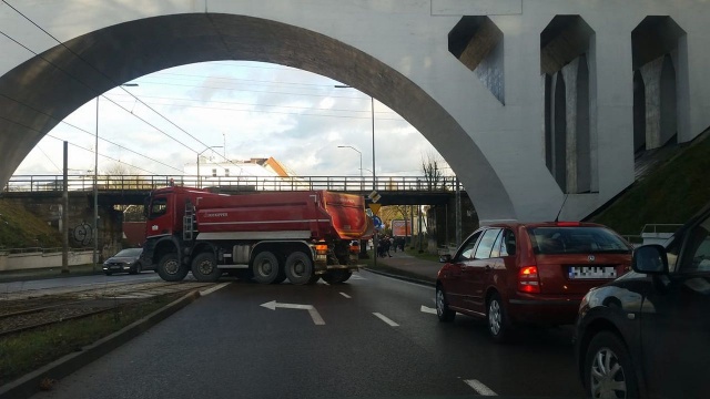 Samochód ciężarowy w pobliżu ronda Pileckiego na ul. Ku Słońcu zerwał sieć trakcyjną. Tramwaje nr 8 i 10 kierowane są do Krzekowa.