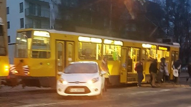 Na alei Powstańców Wielkopolskich, w pobliżu skrzyżowania z ulicą Starkiewicza, z tramwajową dwunastką zderzył się kierujący samochodem osobowym.