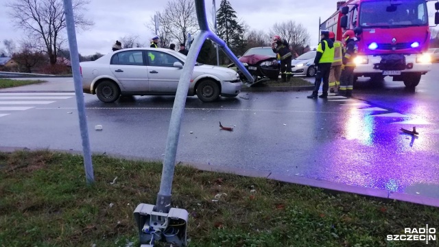 Po godzinie 8 samochód osobowy ściął lampę przy ul. 6. Dywizji Piechoty. Słup spadł na kolejny pojazd stojący na drugiej nitce drogi. Nikomu nic poważnego się nie stało.
