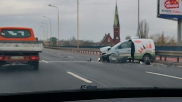 Kierujący małym samochodem dostawczym wpadł w poślizg i uderzył w bariery energochłonne na Trasie Zamkowej w stronę Prawobrzeża.